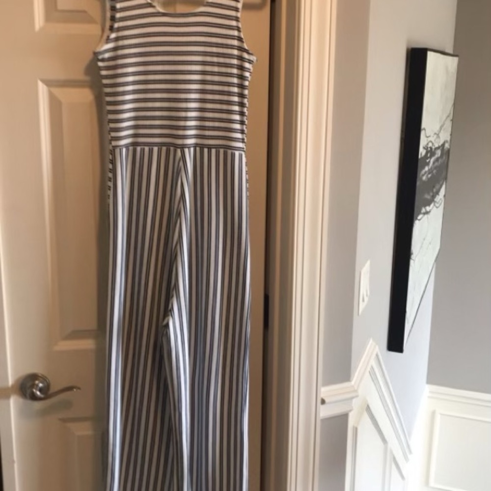 Chic Black and White Striped Jumpsuit with Flowing Wide-Leg Design